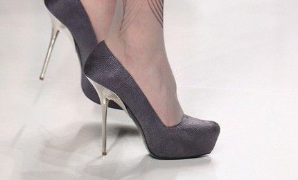 I tacchi si sa, sono belli ma ci fanno soffire: ecco come possiamo alleviare il dolore I tacchi si sa, sono belli ma ci fanno soffire: ecco come possiamo alleviare il dolore