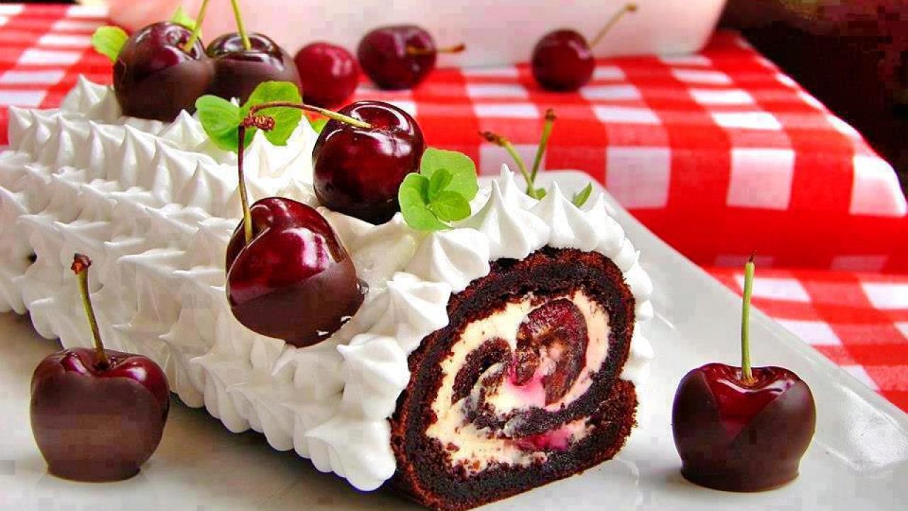 Rotolo Al Cioccolato Con Ciliegie E Panna