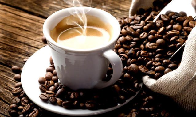 Bere il caffè appena svegli non fa bene, ecco gli orari giusti in cui consumarlo