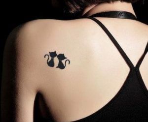 Tatuaggio-gatti-neri-sulla-spalla