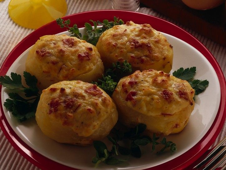 Patate al forno ripiene di formaggio e pancetta (video ...