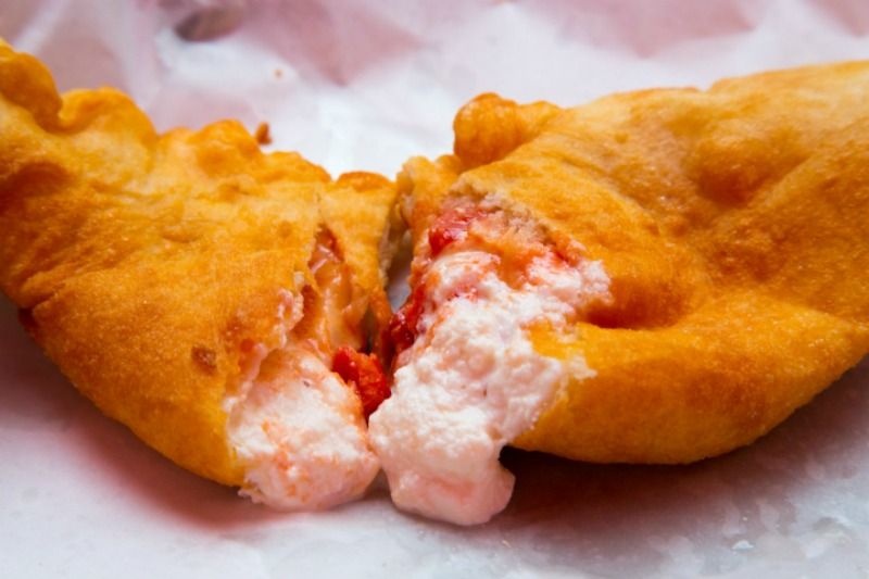 La ricetta della pizza fritta, la madre dello street food napoletano