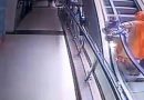La mamma si fa un selfie sulla scala mobile, il bimbo le vola dalle braccia (video) La mamma si fa un selfie sulla scala mobile, il bimbo le vola dalle braccia (video)