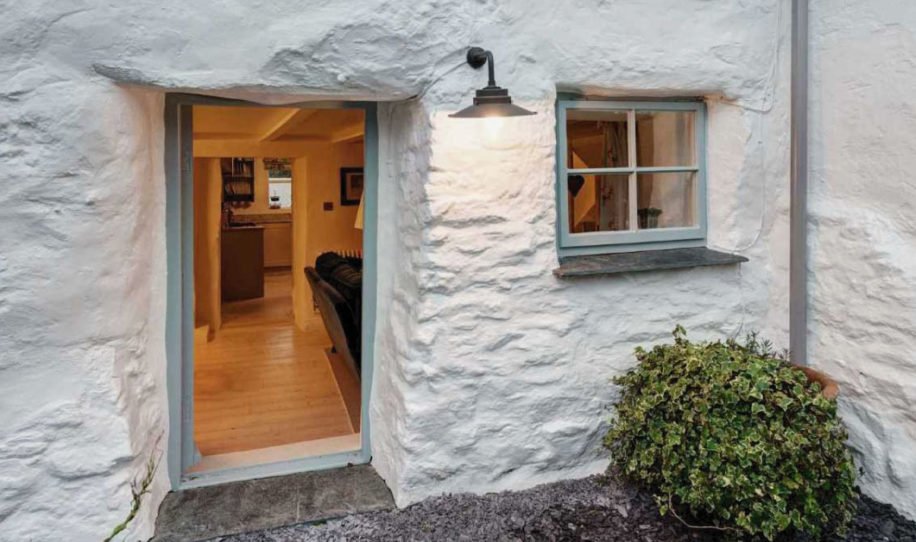 Ла-тронш франция фото. Кривоколенный переулок 10. Дом 300 лет. Дом 300 лет. Старый домик.