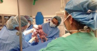 La mamma vede i dottori piangere, guarda attentamente i bambini e capisce cosa sta succedendo La mamma vede i dottori piangere, guarda attentamente i bambini e capisce cosa sta succedendo