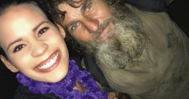 Un vagabondo chiede delle monete ad una ragazza ma alla fine è lui a lasciare lei senza parole Un vagabondo chiede delle monete ad una ragazza ma alla fine è lui a lasciare lei senza parole