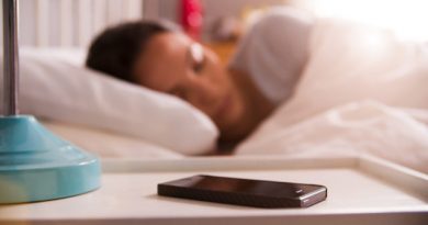 Simon, a 18 anni ha rinunciato allo smartphone per un mese: “Favoloso” Simon, a 18 anni ha rinunciato allo smartphone per un mese: “Favoloso”