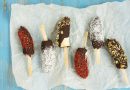 Banana e cioccolato sullo stecco: un modo goloso di gustarla Banana e cioccolato sullo stecco: un modo goloso di gustarla