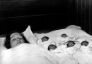 Queste cinque gemelle erano nate con una terribile disgrazia… – Ma loro vita ha segnato un’ epoca Queste cinque gemelle erano nate con una terribile disgrazia… – Ma loro vita ha segnato un’ epoca
