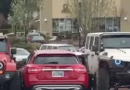 Parcheggia l’auto occupando due posti, gli autisti di due jeep gli danno una bella lezione Parcheggia l’auto occupando due posti, gli autisti di due jeep gli danno una bella lezione