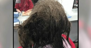 La parrucchiera si ritrova davanti una ragazza con dei capelli terrificanti, non a caso chiese di rasarli – Ma la donna le farà una grande sorpresa – Guarda il risultato – FOTO La parrucchiera si ritrova davanti una ragazza con dei capelli terrificanti, non a caso chiese di rasarli – Ma la donna le farà una grande sorpresa – Guarda il risultato – FOTO