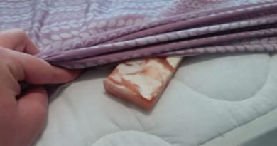 Dovresti sempre tenere un sapone sotto le lenzuola – Sembra stupido ma il motivo è geniale ed economico! Dovresti sempre tenere un sapone sotto le lenzuola – Sembra stupido ma il motivo è geniale ed economico!