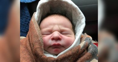 Postino trova un neonato abbandonato – Ancora con il cordone ombelicale intatto Postino trova un neonato abbandonato – Ancora con il cordone ombelicale intatto