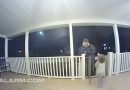 Bimbo abbraccia il fattorino, inconsapevolmente, lo conforta per la perdita di sua figlia avvenuta qualche giorno prima Bimbo abbraccia il fattorino, inconsapevolmente, lo conforta per la perdita di sua figlia avvenuta qualche giorno prima