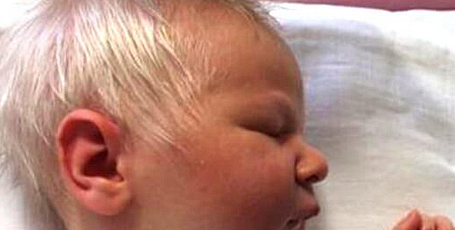 Новорожденные дети с волосами. Новорожденный с волосами на голове. Новорожденные с прической. Могут ли дети родиться с волосами