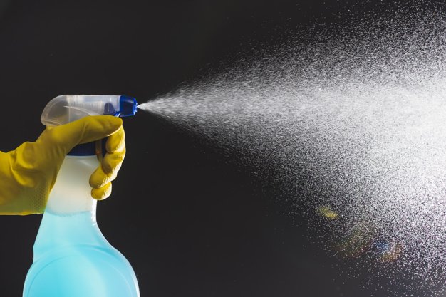 spray per pulire la doccia