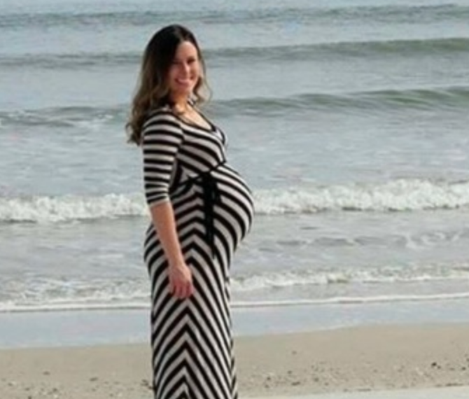 Scatta Una Bellissima Foto Alla Moglie Incinta Davanti Il Mare E Improvvisamente La Sorpresa Guarda Cosa Appare Sulla Destra Donnaweb Net